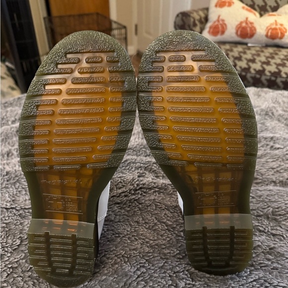 DR MARTENS Women’s 2976 Chelsea Boots - Picture 9 of 12